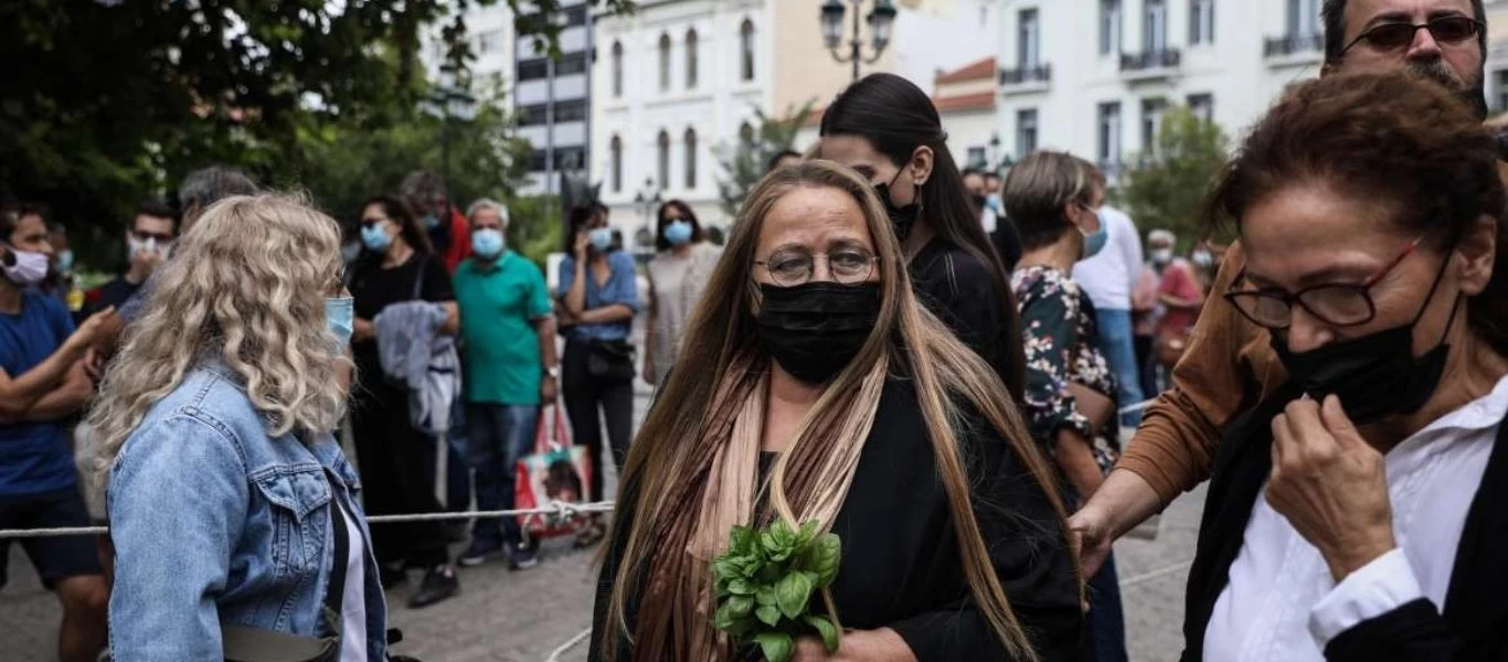 Μαρίζα Κωχ στο «αντίο» στον Μ.Θεοδωράκη: «Γιατί λείπει η ελληνική σημαία από το φέρετρο;»